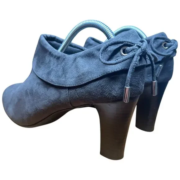 COACH and FOUR Women's Size 8 Gray Suede Ankle Booties Zip Cuffed Bow Heels - Picture 3 of 14